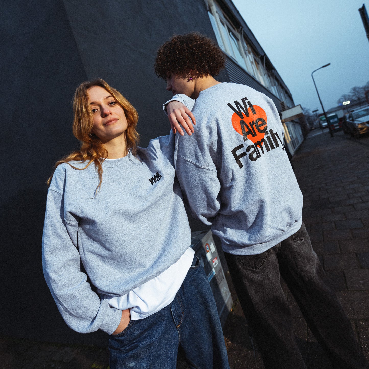 "Wi Are Family" Sweatshirt Grey
